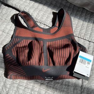 Nike FE/NOM Flyknit
Women's High-Support Non-Padded Sports Bra